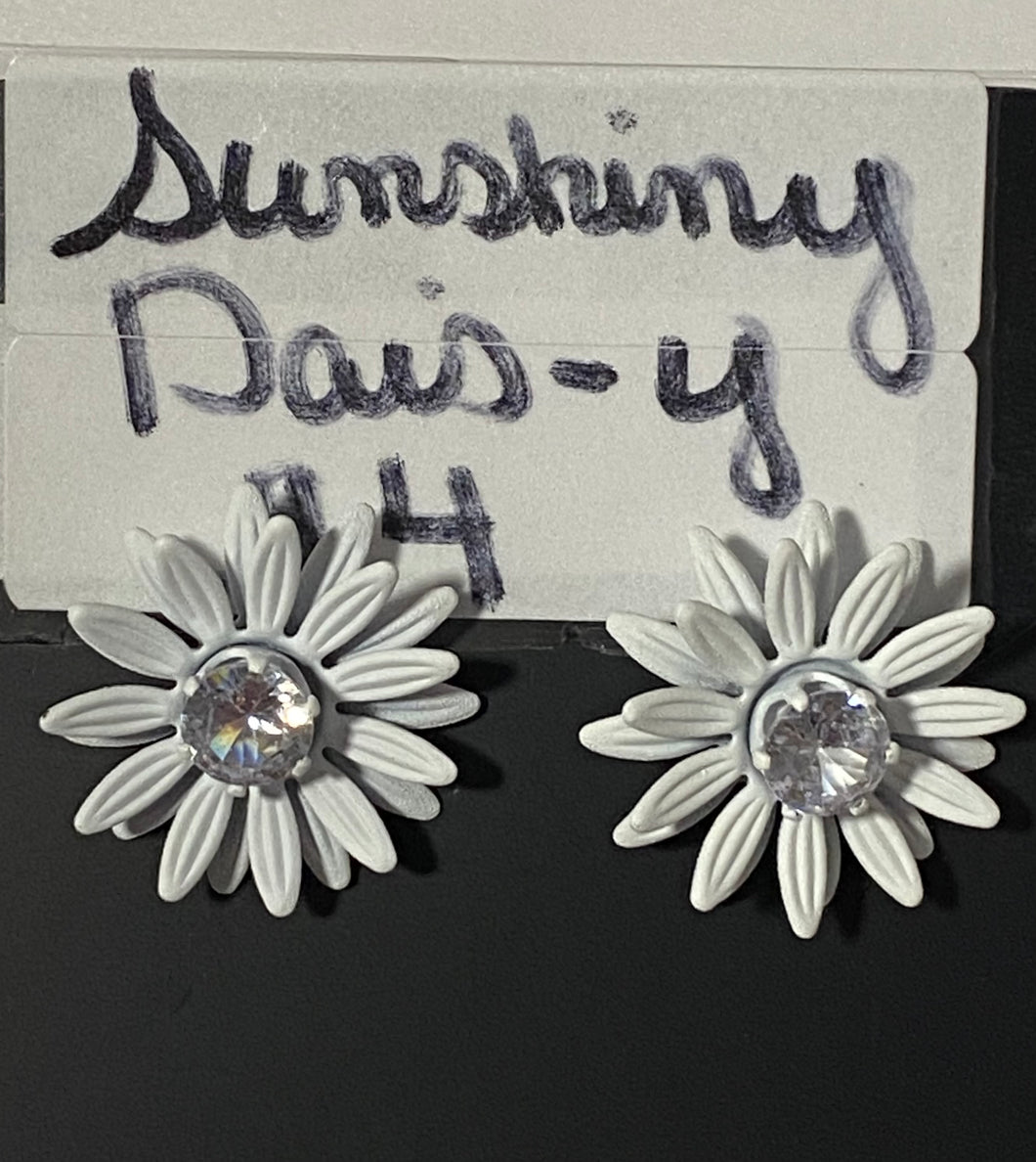 Sunshiny DAIS-y White Post Earring